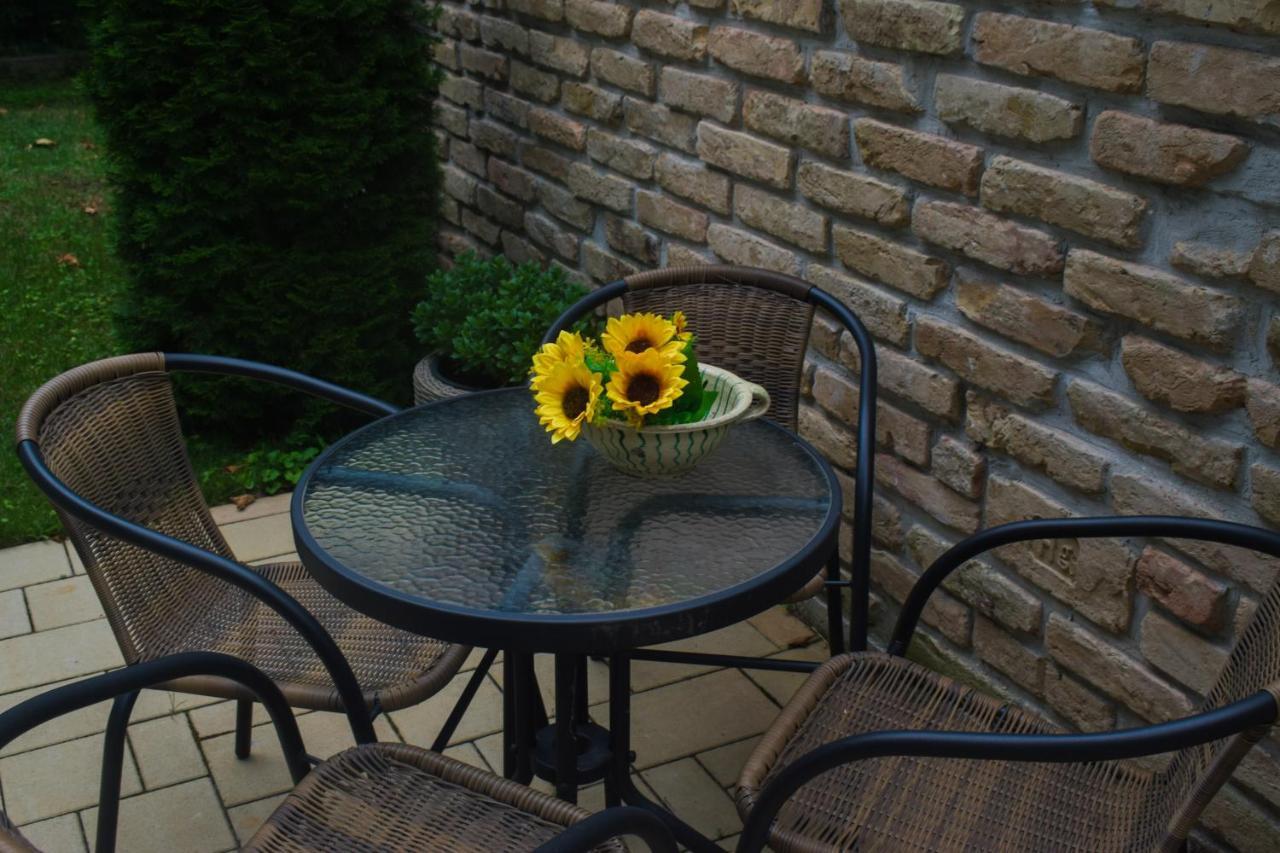 Megyeri Apartman Pocsmegyer Bagian luar foto